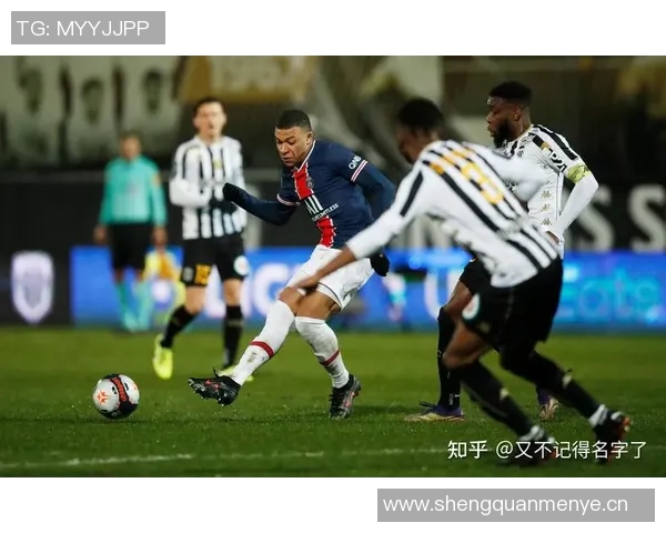 朗斯时隔19年重返法甲榜首托万双响助球队逆转昂热